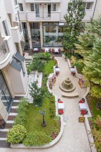 Queen's Court & Residence - 27