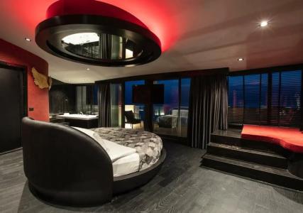 Charisma De Luxe - 36