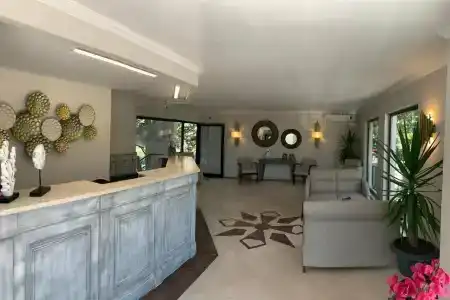 Moonshine & Suites - 8