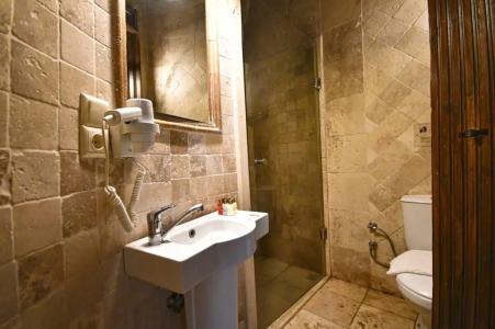 Shoestring Cave House - 65