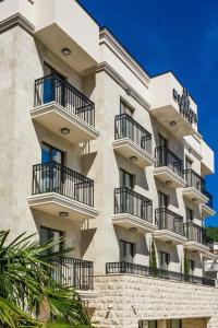 Boutique Momentum by Aycon - 77