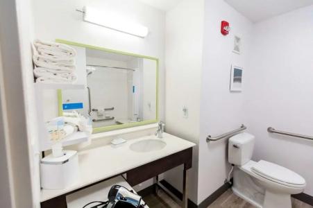 Hampton Inn Bismarck - 86