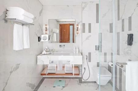 Holiday Inn Dubai Al-Maktoum Airport - 16