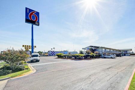 Motel 6-Laredo, TX - South - 1