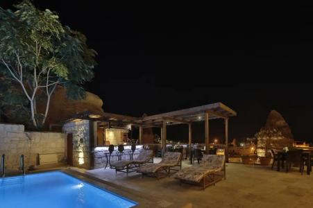 Shoestring Cave House - 52