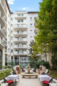 Queen's Court & Residence - 60
