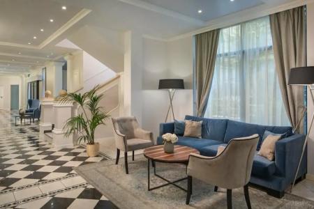 Queen's Court & Residence - 69