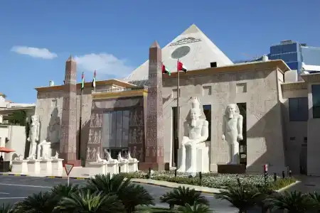 Mövenpick & Apartments Bur Dubai - 11