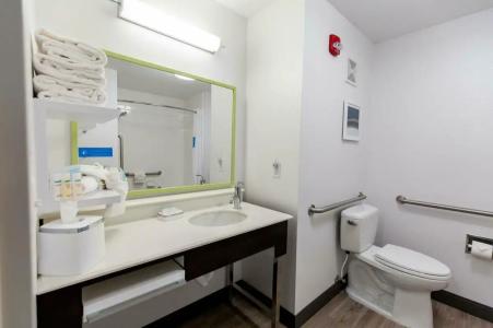 Hampton Inn Bismarck - 75