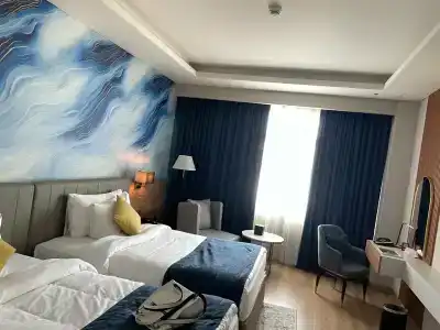 Mövenpick Grand Al Bustan Dubai - 14