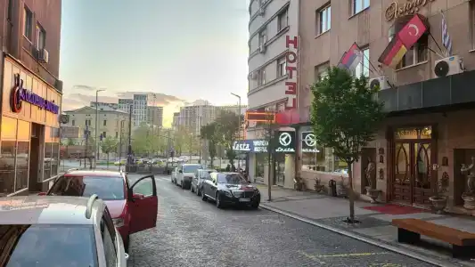 Queen's Astoria Design - 44