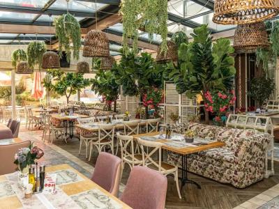 Cosmopolitan & Wellness - 80