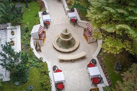 Queen's Court & Residence - 10