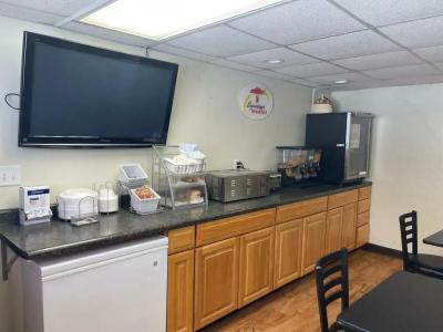 Super 8 by Wyndham Bismarck - 59