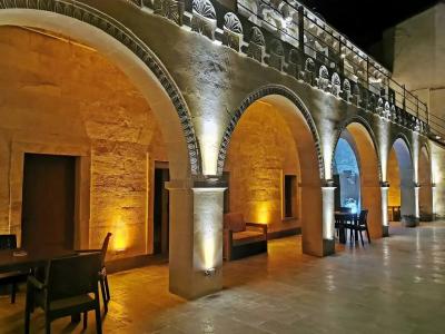 Falcon Cave Suites - 13