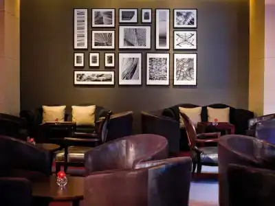 Mövenpick & Apartments Bur Dubai - 97