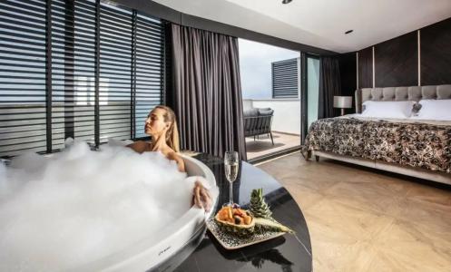 Charisma De Luxe - 25