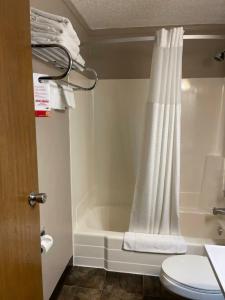 Super 8 by Wyndham Bismarck - 72