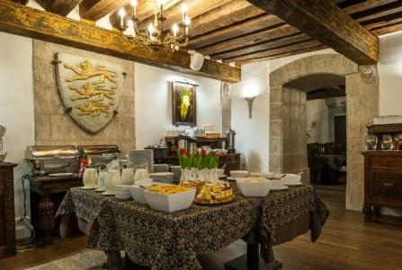 Three Crowns Residents - 1