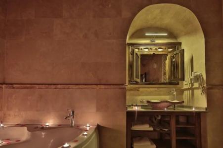 Shoestring Cave House - 74