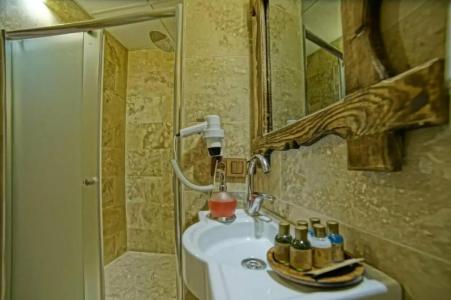 Risus Cave Suites - 66