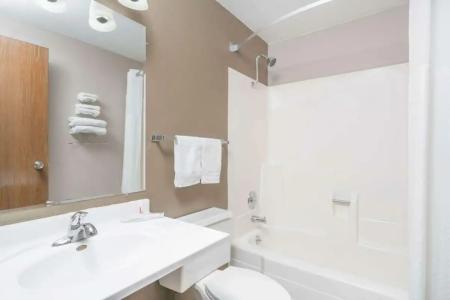 Super 8 by Wyndham Bismarck - 81