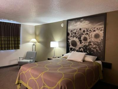 Super 8 by Wyndham Bismarck - 20
