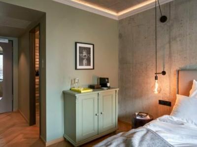 Gekko House Frankfurt, a Tribute Portfolio - 43