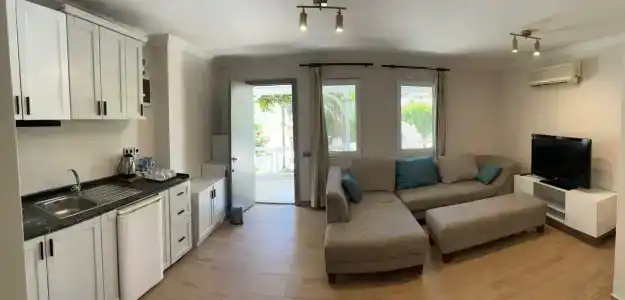 Moonshine & Suites - 12