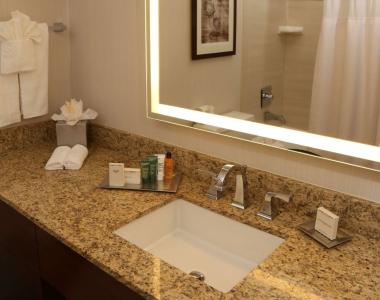 Hilton Kansas City Airport - 8