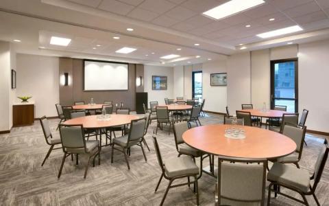 Hyatt Place Anchorage-Midtown - 52