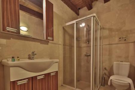 Shoestring Cave House - 38