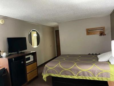 Super 8 by Wyndham Bismarck - 45
