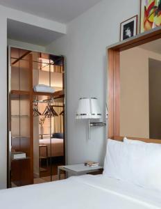 Mondrian Park Avenue - 75