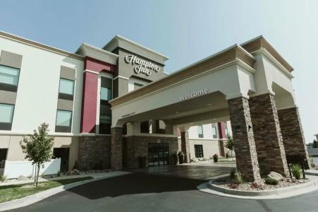 Hampton Inn Bismarck - 14
