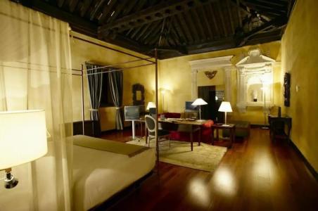 Palacio de Santa Paula, Autograph Collection - 76