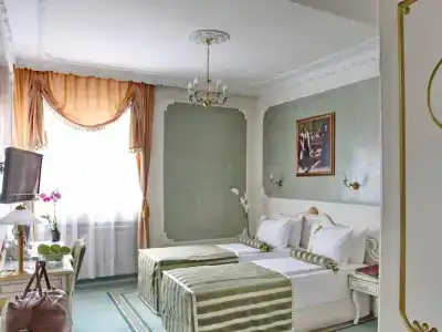 Queen's Astoria Design - 5