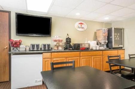 Super 8 by Wyndham Bismarck - 71