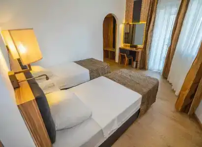 Kleopatra Celine - 90