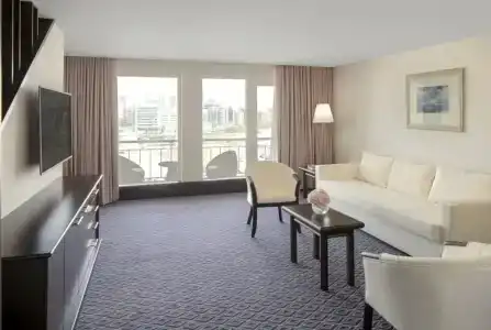 Queen Elizabeth 2 - 90