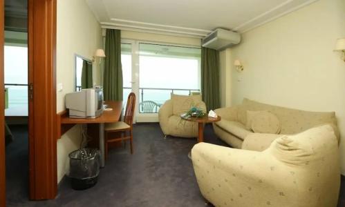 The Palace, Sunny Day - 9