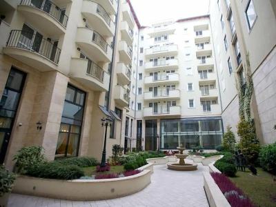 Queen's Court & Residence - 7
