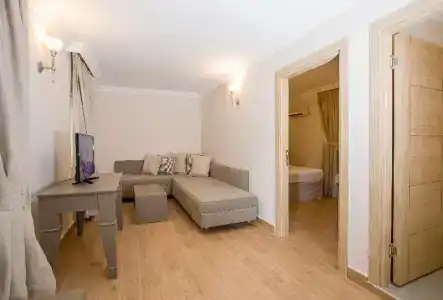 Moonshine & Suites - 82