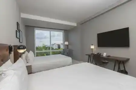 Four Points by Sheraton - 93