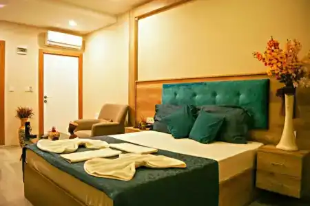 Destinia Pera Suites