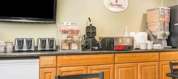 Super 8 by Wyndham Bismarck - 53