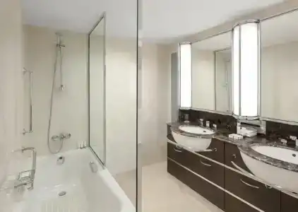 Queen Elizabeth 2 - 48