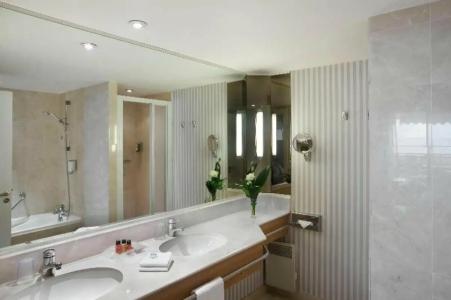 Holiday Inn Nice - Port St Laurent, an IHG - 90