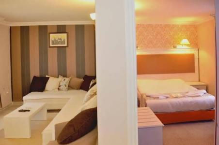 Moonshine & Suites - 40