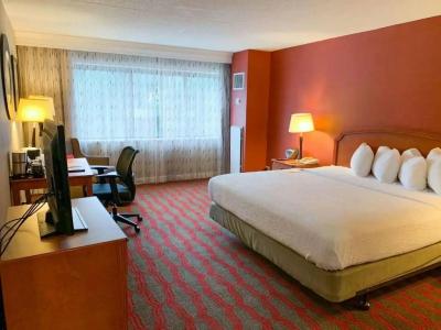 LaGuardia Plaza - 17